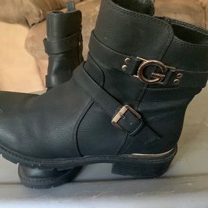 Black leather Guess boots